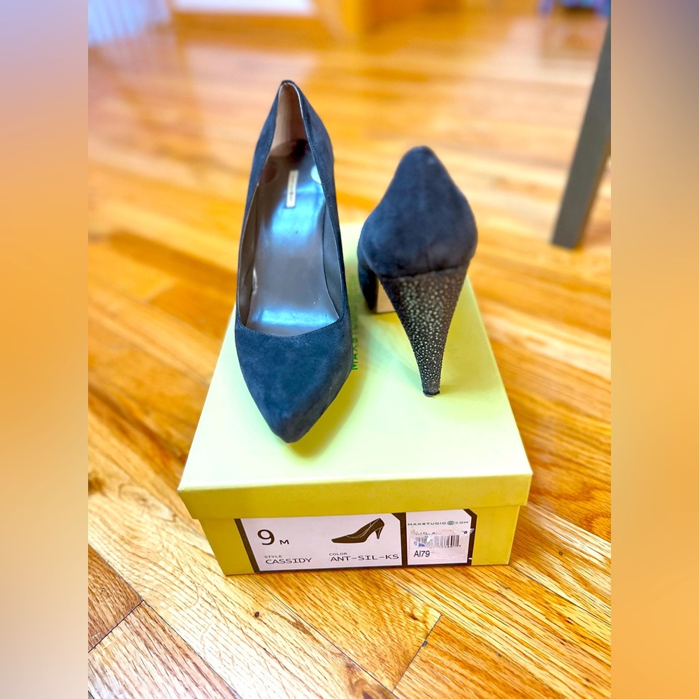 MaxStudio suede pumps